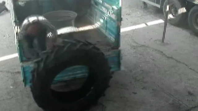 Siirt'te kamyon lastiği bomba gibi patladı: O anlar kamerada