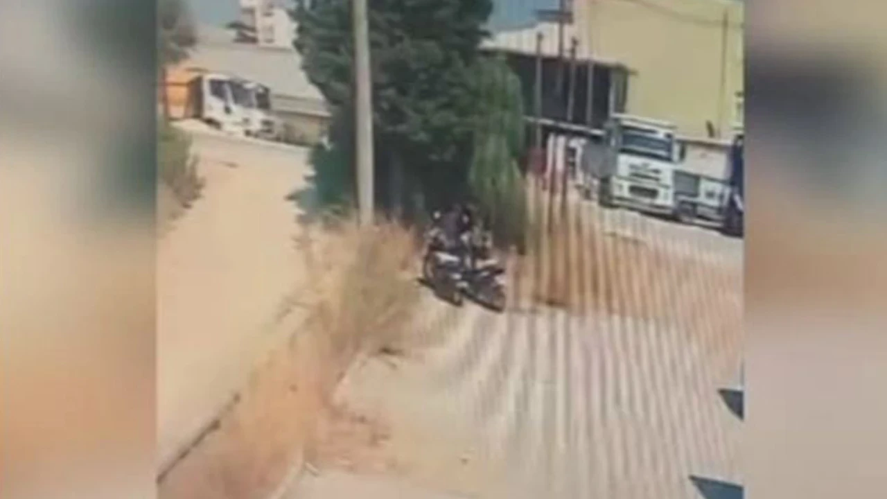 Antalya'da motosiklet hırsızlığı güvenlik kamerasına yansıdı