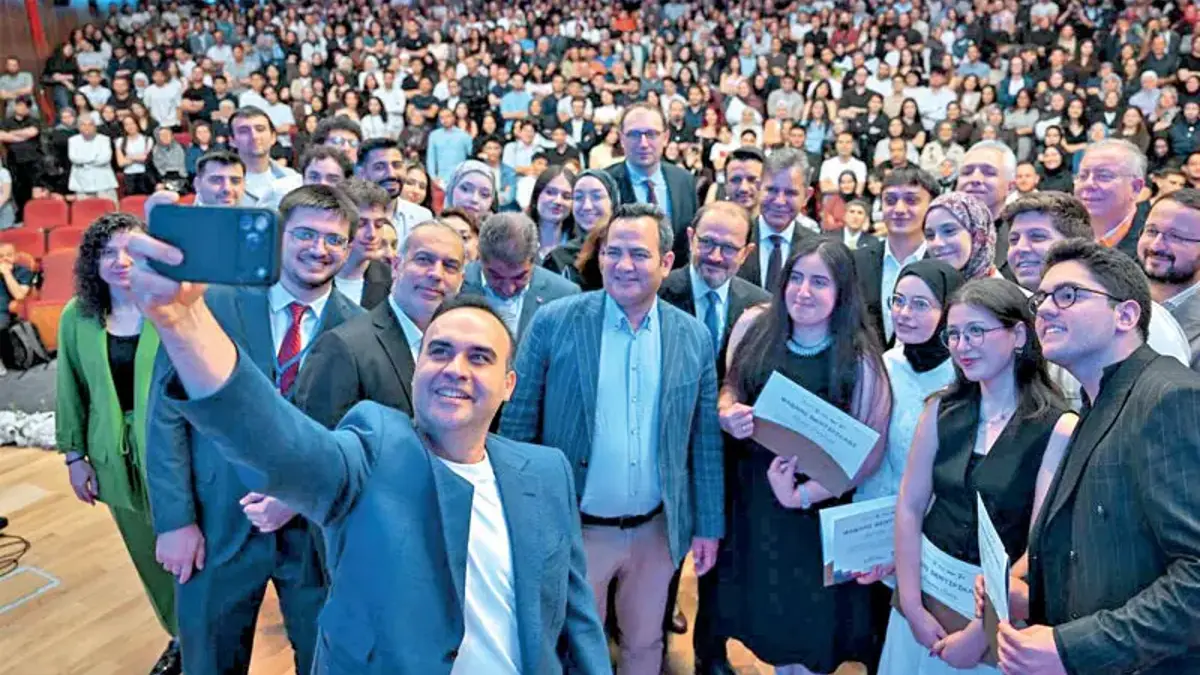 Yapay zekaya 3 milyar dolarlık kaynak! 5 milyon vatandaşa eğitim