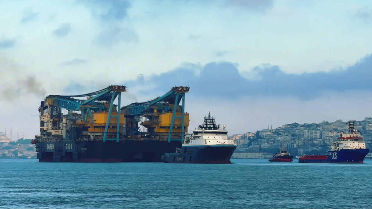 İstanbul Boğazı 14 saat gemi trafiğine kapatıldı