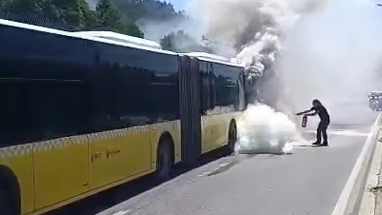 Ataşehir’de korku dolu anlar! Seyir halindeki İETT otobüsü alev alev yandı