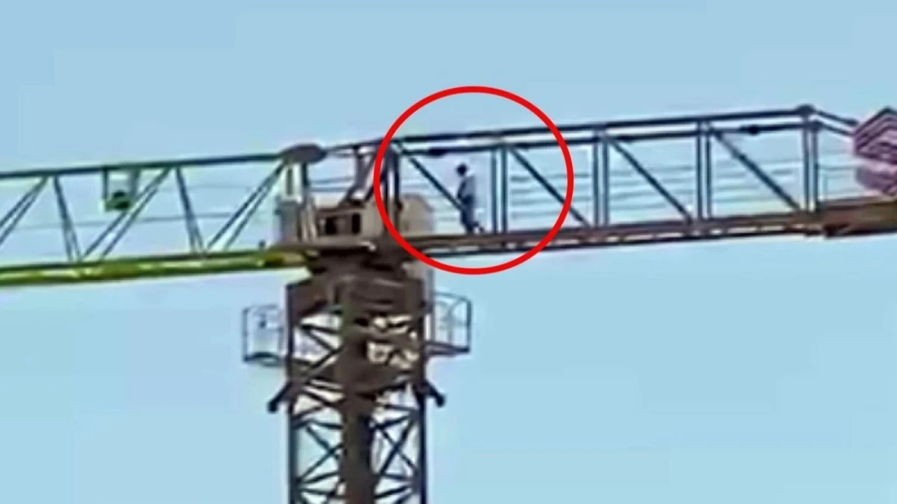 Vinç operatörü 40 metre yükseklikte namaz kıldı