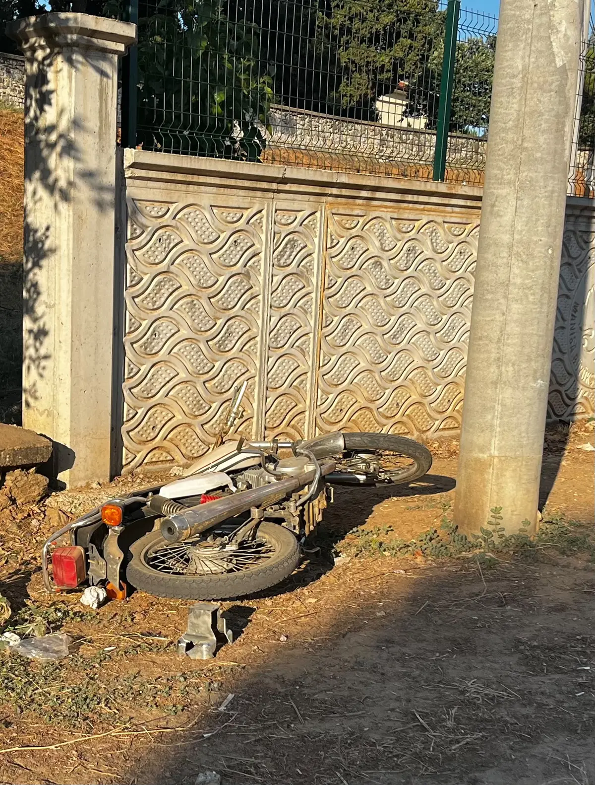 Manisa'da elektrik direğine çarpan motosikletin sürücüsü öldü