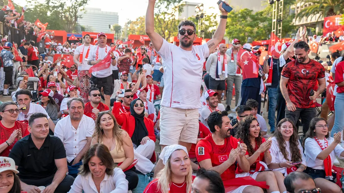 Los Angeles'ta Türkiye rüzgarı! A Milli Takım'ın galibiyet coşkusu 'Turkish Vibe Zone'da taçlandı