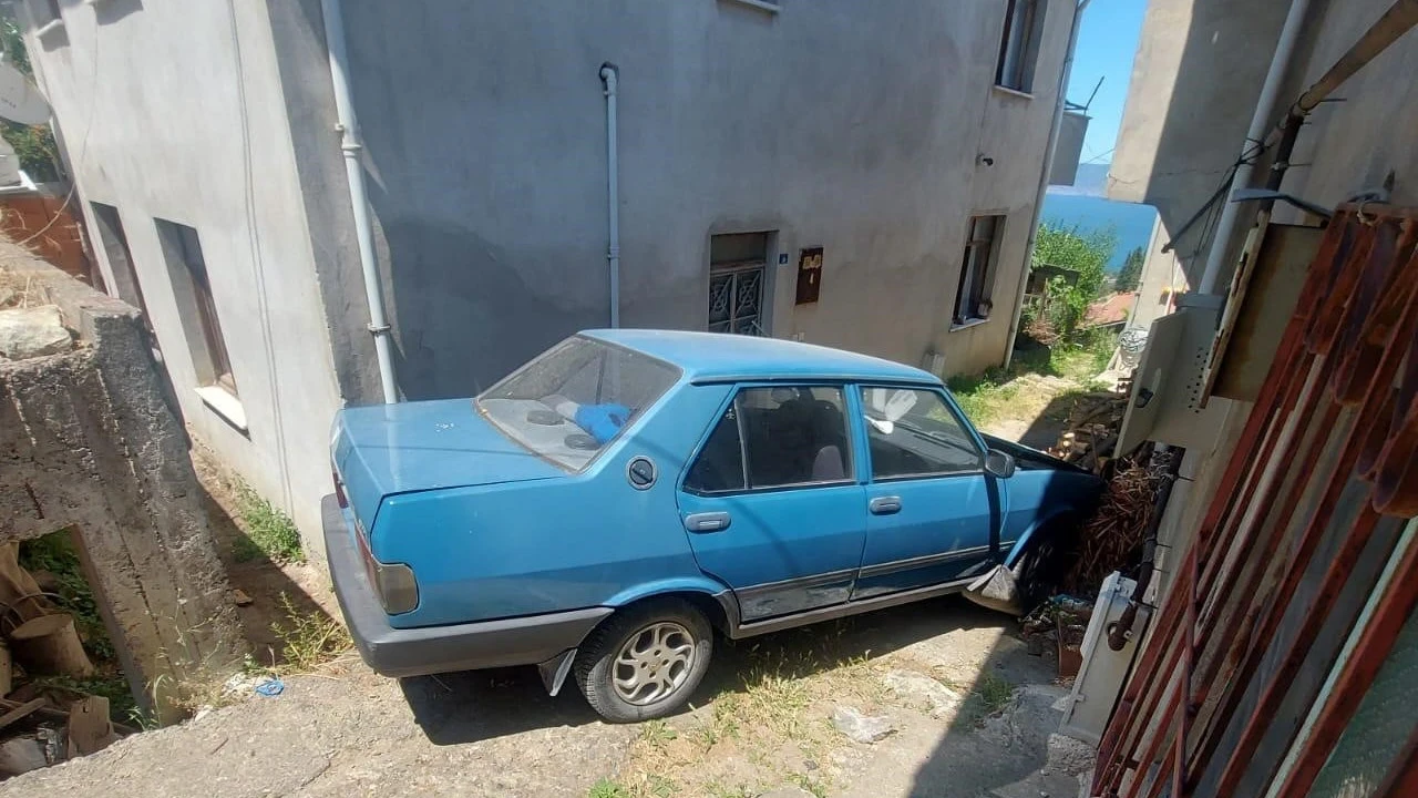 Otomobil iki evin arasına uçtu: Mucize kurtuluş
