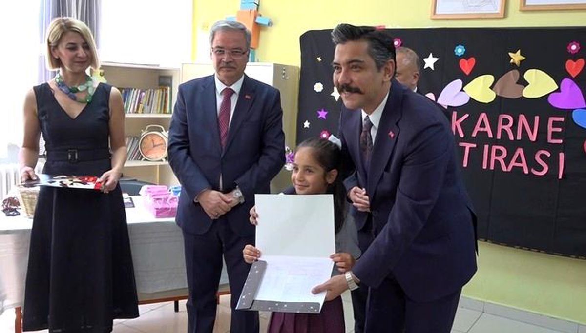 Gaziantep'te 680 bini aşkın öğrenci karne heyecanı yaşadı