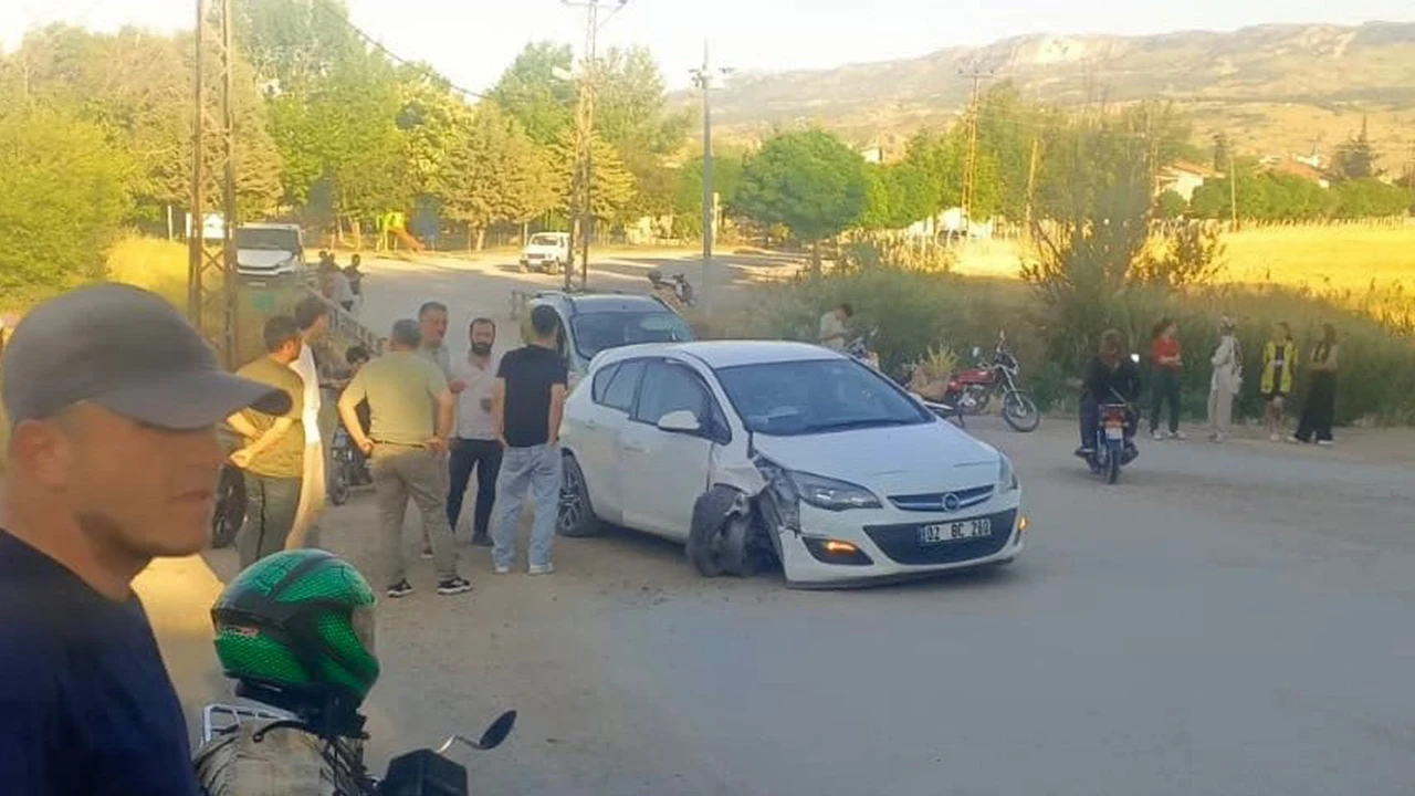 Otomobil elektrik direğine çarptı: 5 yaralı