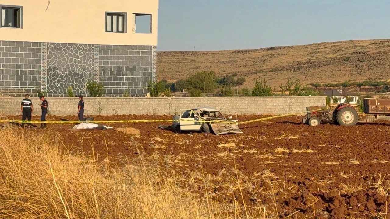 Otomobil evin önünde oturanların arasına daldı: 1 ölü, 5 yaralı