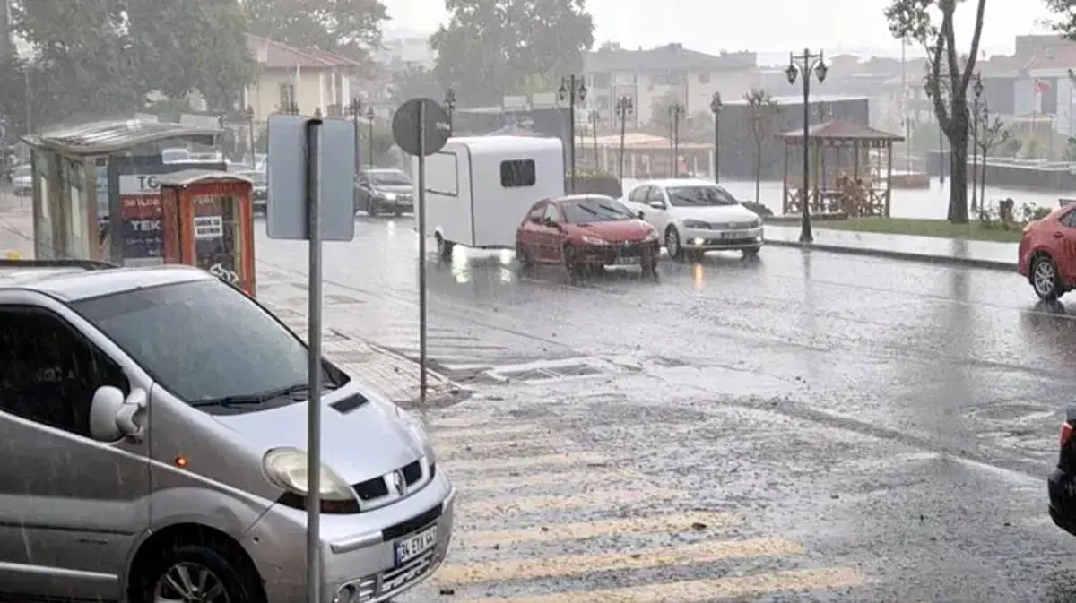 Tekirdağ'da aniden bastıran sağanak etkili oldu