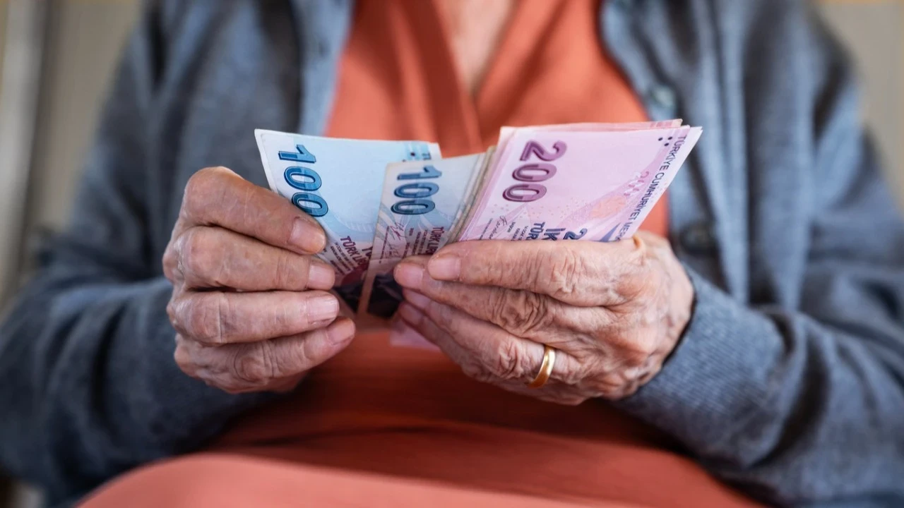SSK, BAĞ-KUR VE MEMUR EMEKLİLERİ DİKKAT! 3 Temmuz öncesi yeni maaş hesapları ortaya çıktı: İşte masadaki en güçlü oran