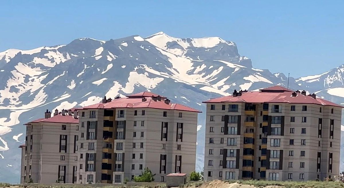 Yüksekova'nın heybetli Cilo Dağı 12 ay boyunca kar yığınlarını barındırıyor