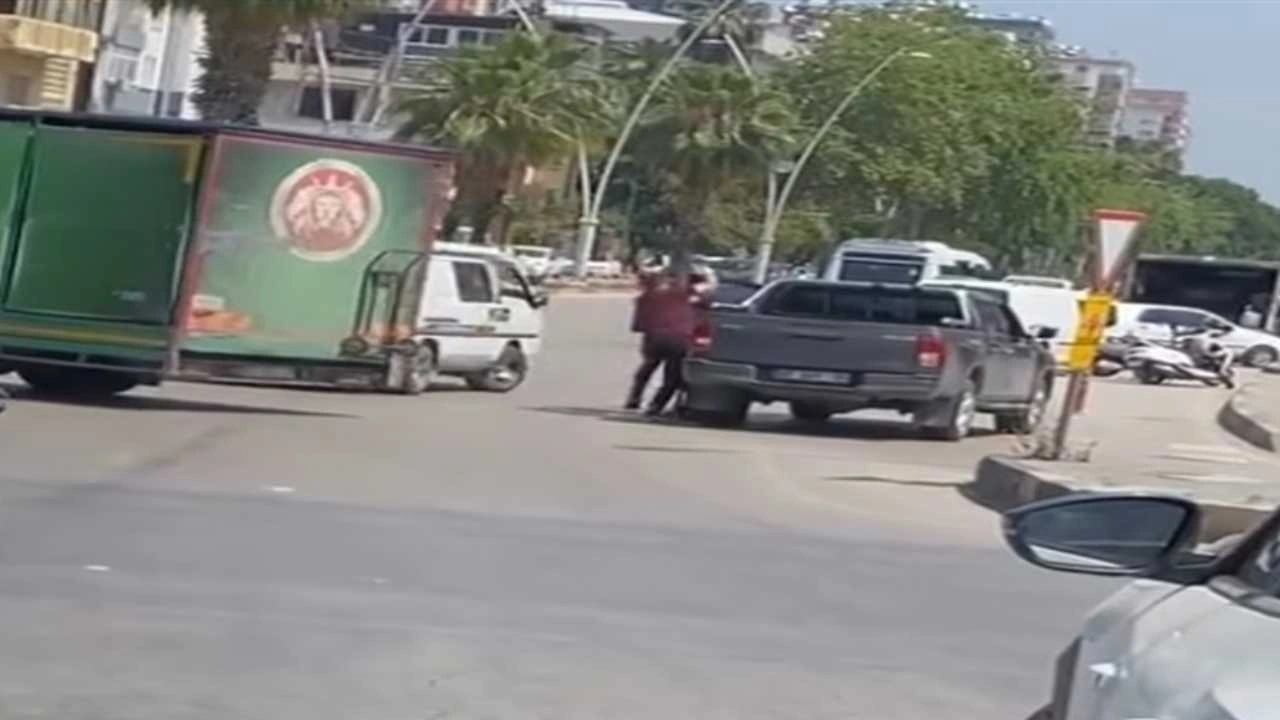 Trafikte pompalı tüfek taşıyıcıları: Sopayla kamyon şoförünü darbetti!