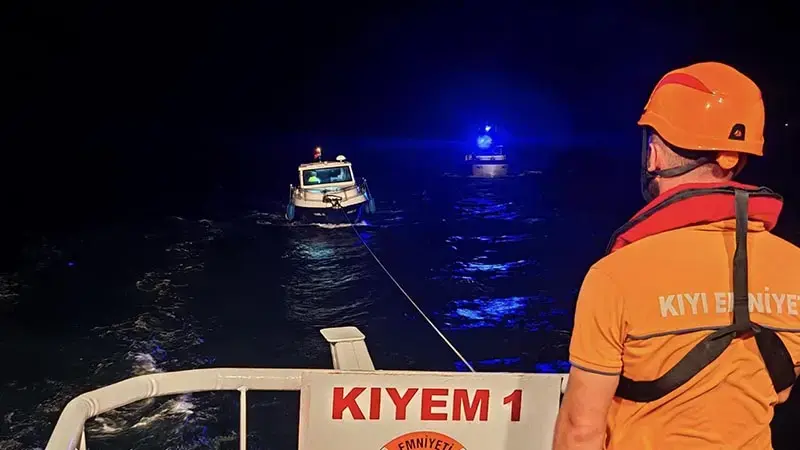 Çanakkale'de sürüklenen tekne kurtarıldı