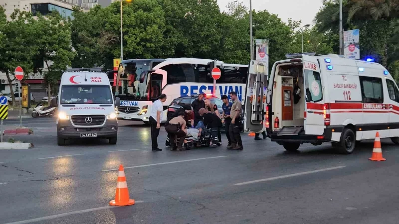 İstanbul'un göbeğinde feci kaza: 3 motosiklet birbirine girdi 1’i ağır 5 yaralı