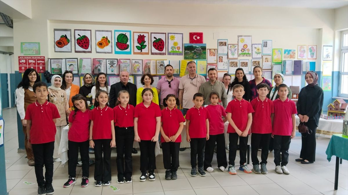 Artvin'de ilkokul öğrencilerinin yıl sonu sergisi açıldı