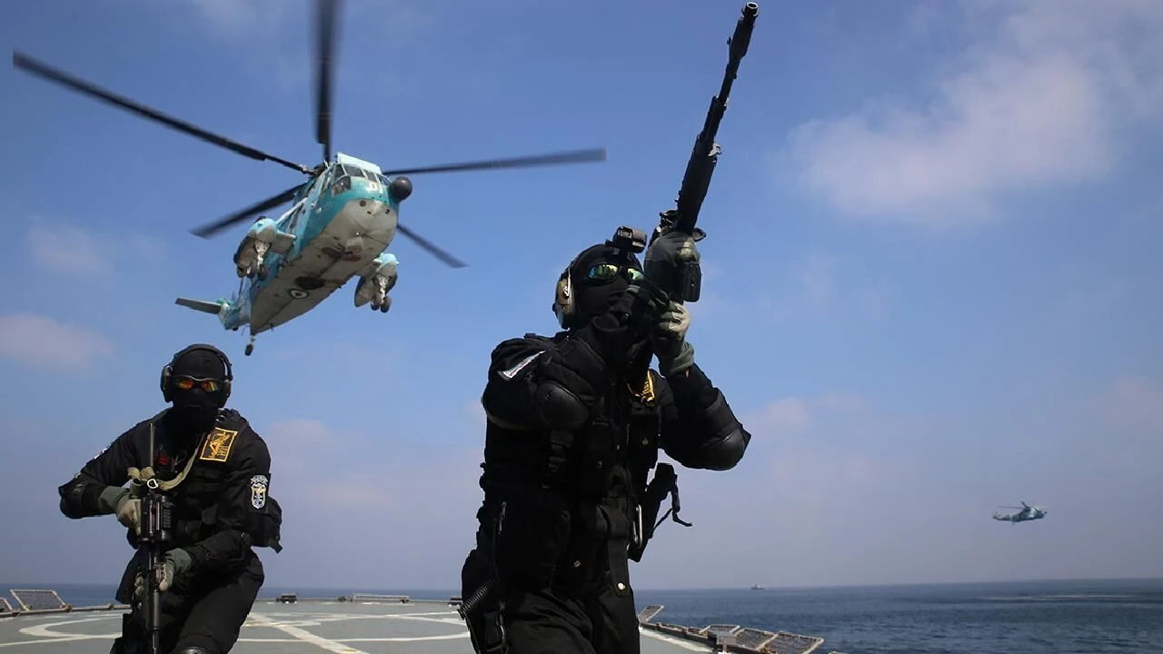 Hürmüz'de helikopter krizi: ABD vurdu, İran misilleme yaptı!