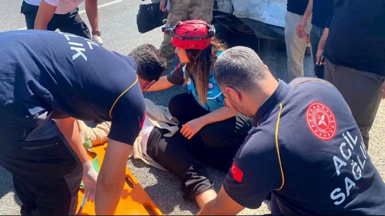 Otomobil yolcu minibüsüne arkadan çarptı: 12 yaralı var