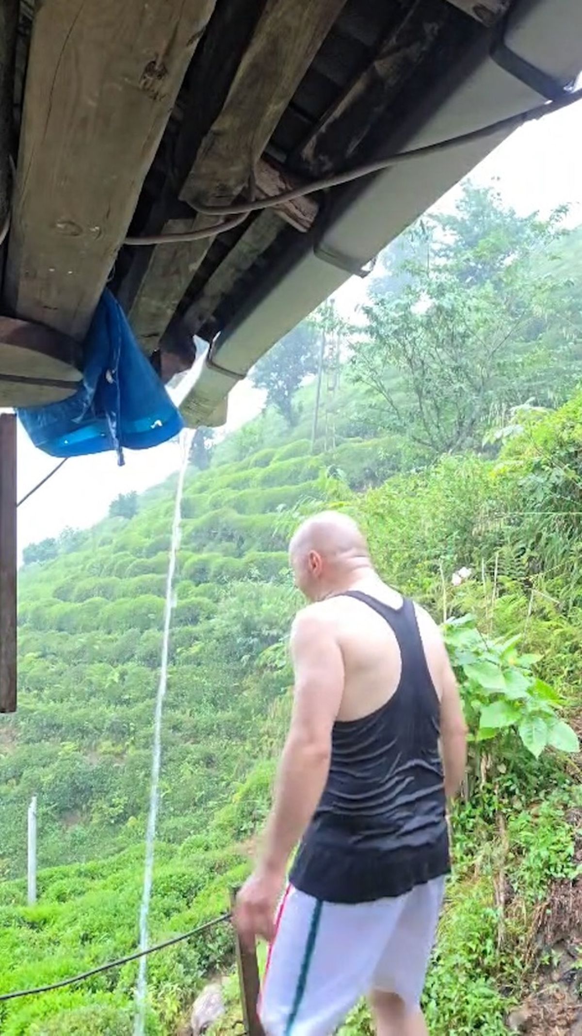 Rize'de vatandaş sağanak altında duş alarak serinledi
