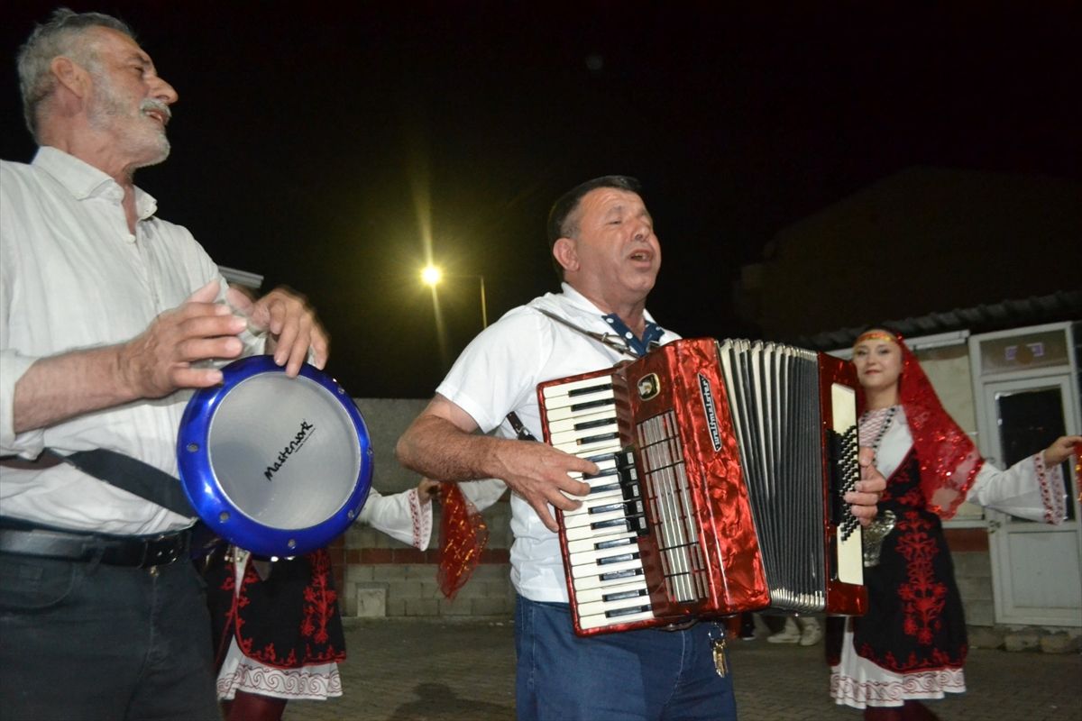 Rumeli kültürünü yaşatmak için akordeonunu elinden bırakmıyor