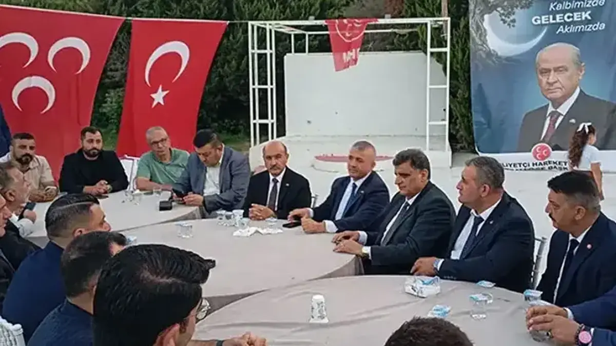 İzmir'de MHP'ye katılan 350 kişiye rozet takıldı