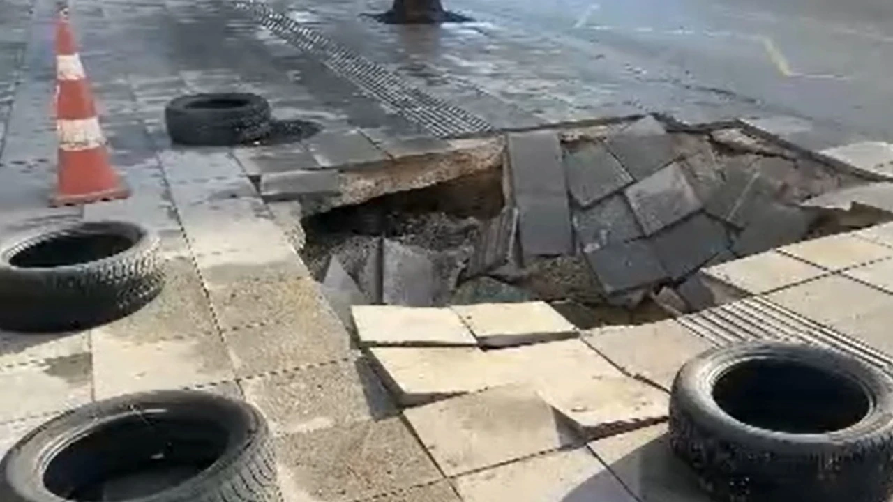 Sağanak yağış sonrası kaldırım çöktü