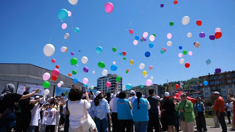 Rize'de lösemiyi yenen 9 yaşındaki çocuk için gökyüzüne balon bırakıldı