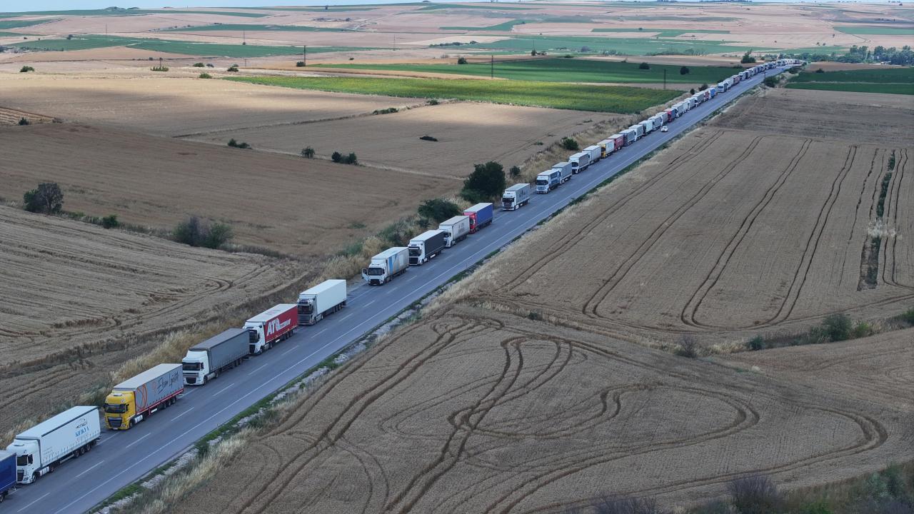 Hamzabeyli Sınır Kapısı'nda 23 kilometrelik tır kuyruğu