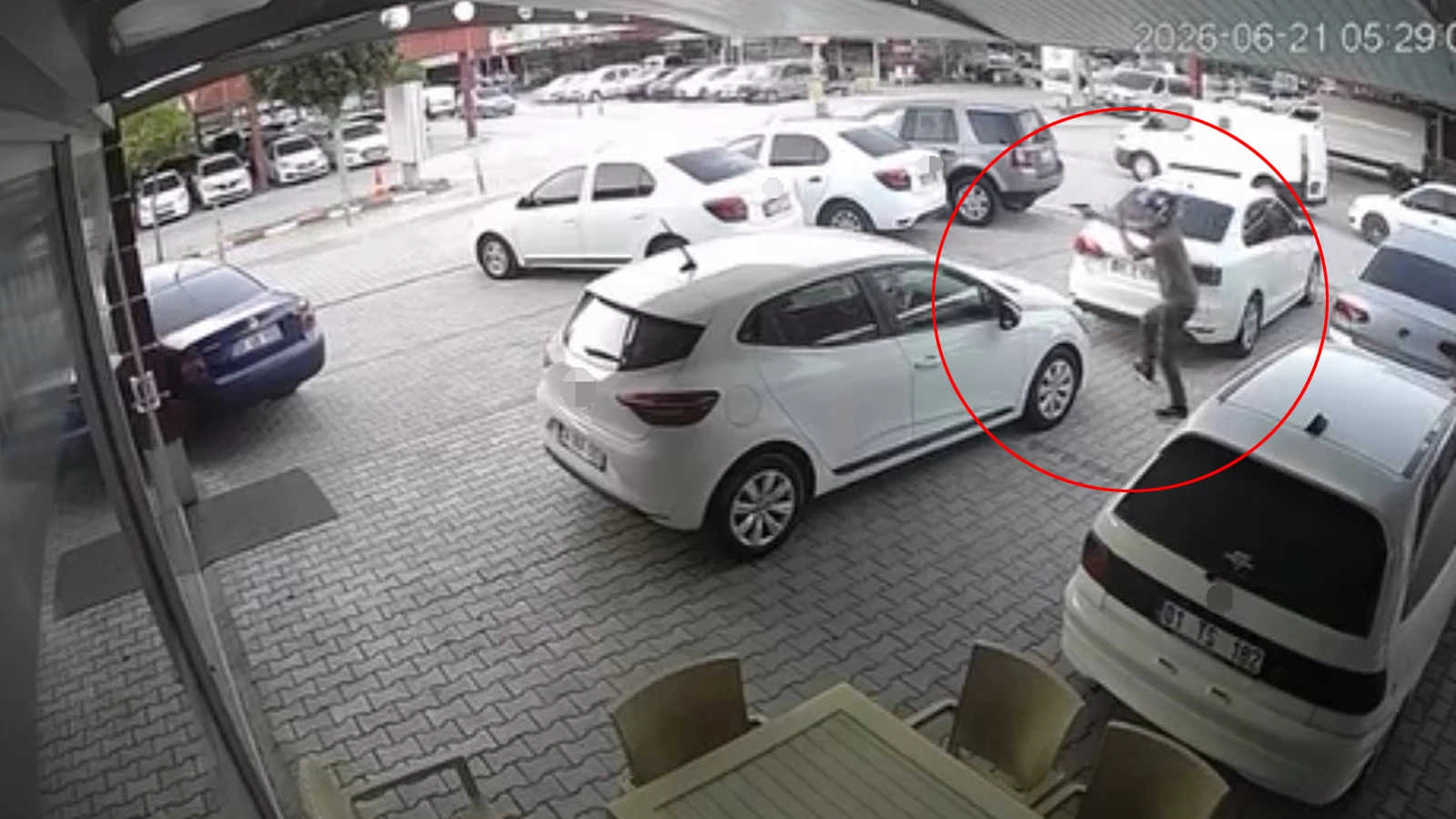 Adana'da oto galericiler sitesinde silahlı saldırı: Araçlar hasar gördü