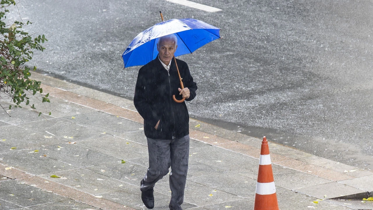 AKOM'dan İstanbul'a kuvvetli sağanak ve dolu uyarısı geldi