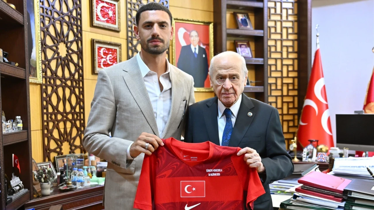Milli futbolcudan Bahçeli'ye sürpriz ziyaret