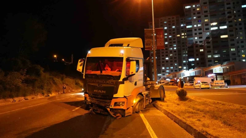 Lastiği patlayan maden yüklü tır kontrolden çıktı: Bir yaralı