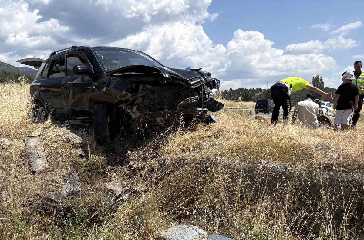 Kastamonu'da cip refüje çarptı: 5 yaralı