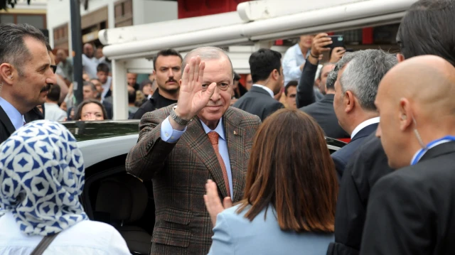 Cumhurbaşkanı Erdoğan kafede vatandaşlarla sohbet etti