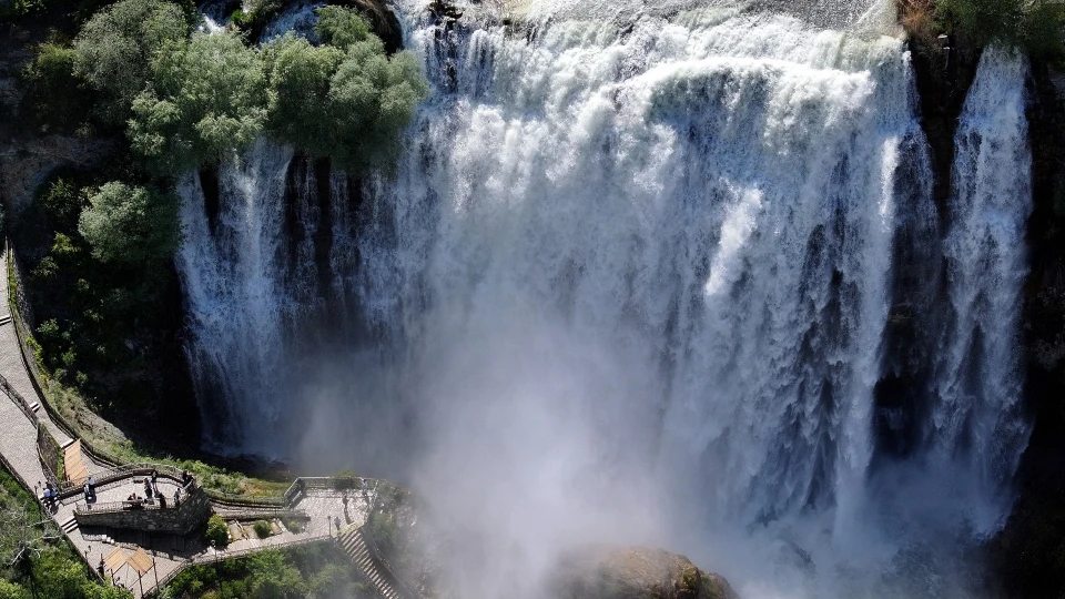 Tortum Şelalesi'nde turizm hareketliliği başladı