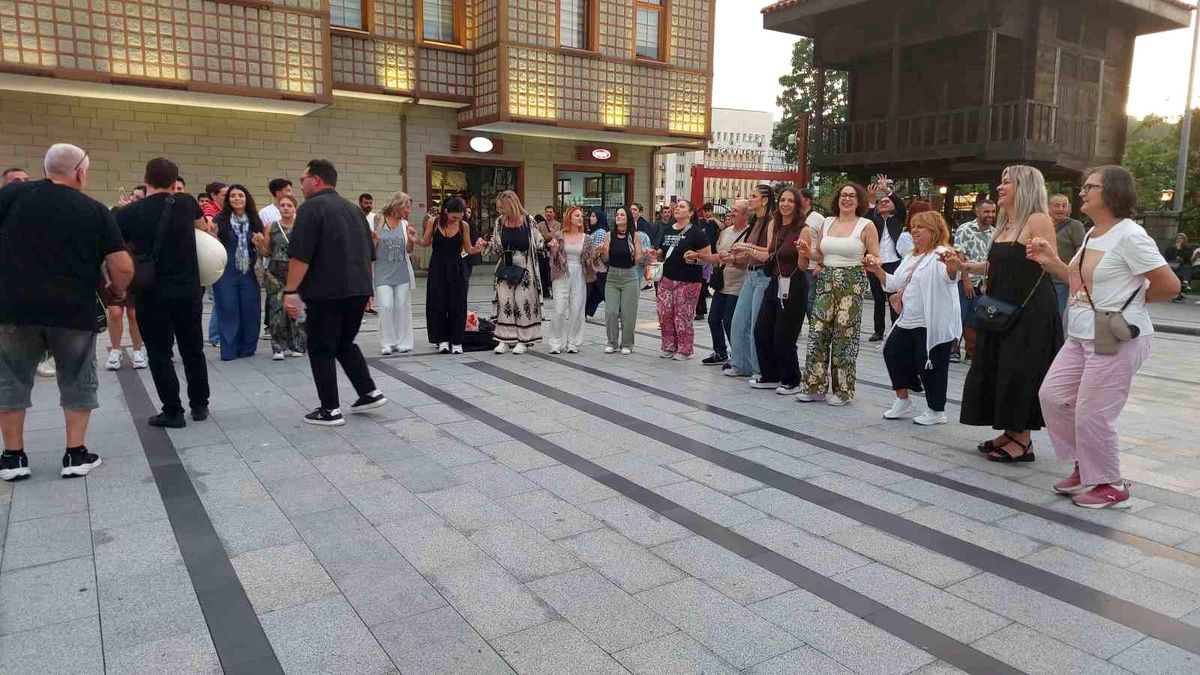Yunan turistler dev çay bardağının altında yunan ezgileriyle horon oynadı