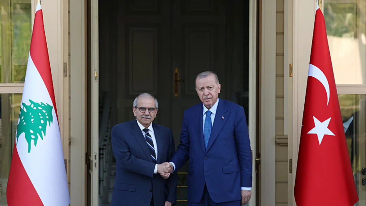 Başkan Erdoğan'dan Lübnan Başbakanı Selam'a anlamlı jest: Dedesinin anılarının türkçe çeviri kitabını hediye etti
