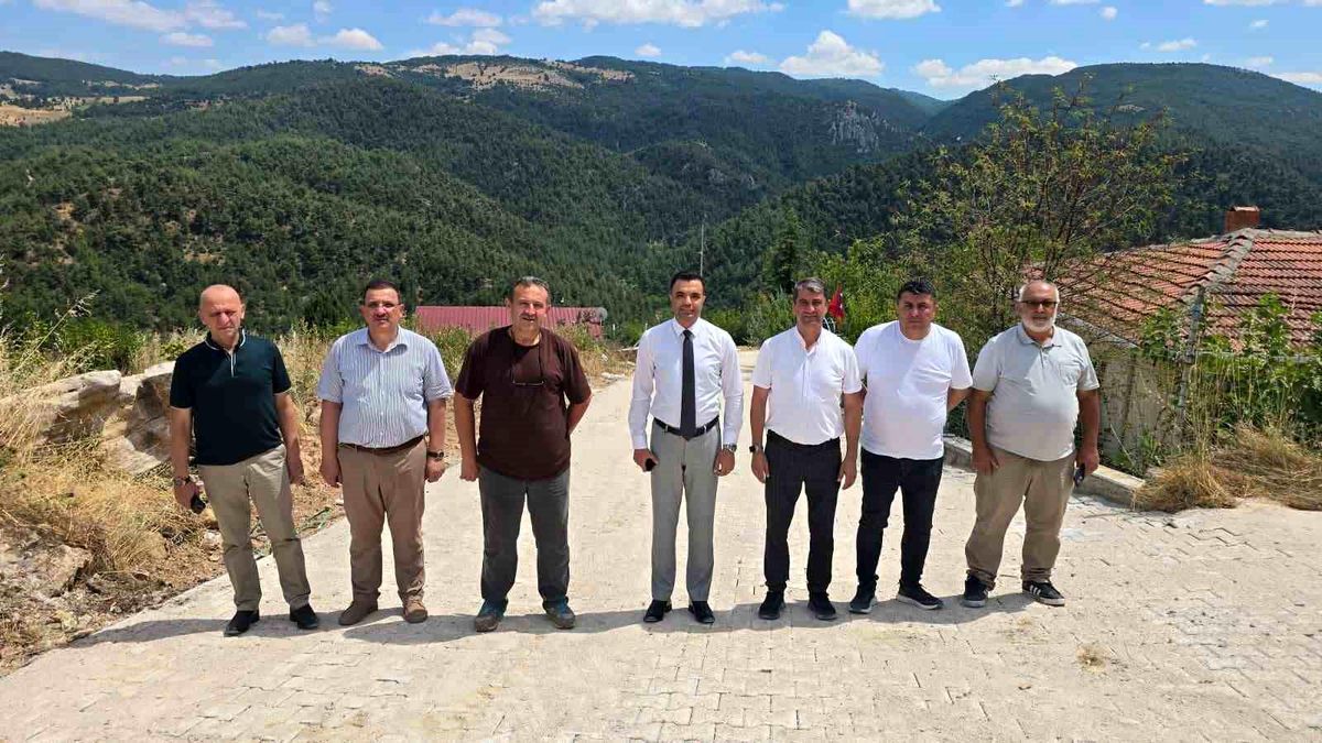 Köylerde parke taşı döşeme çalışmaları sürüyor