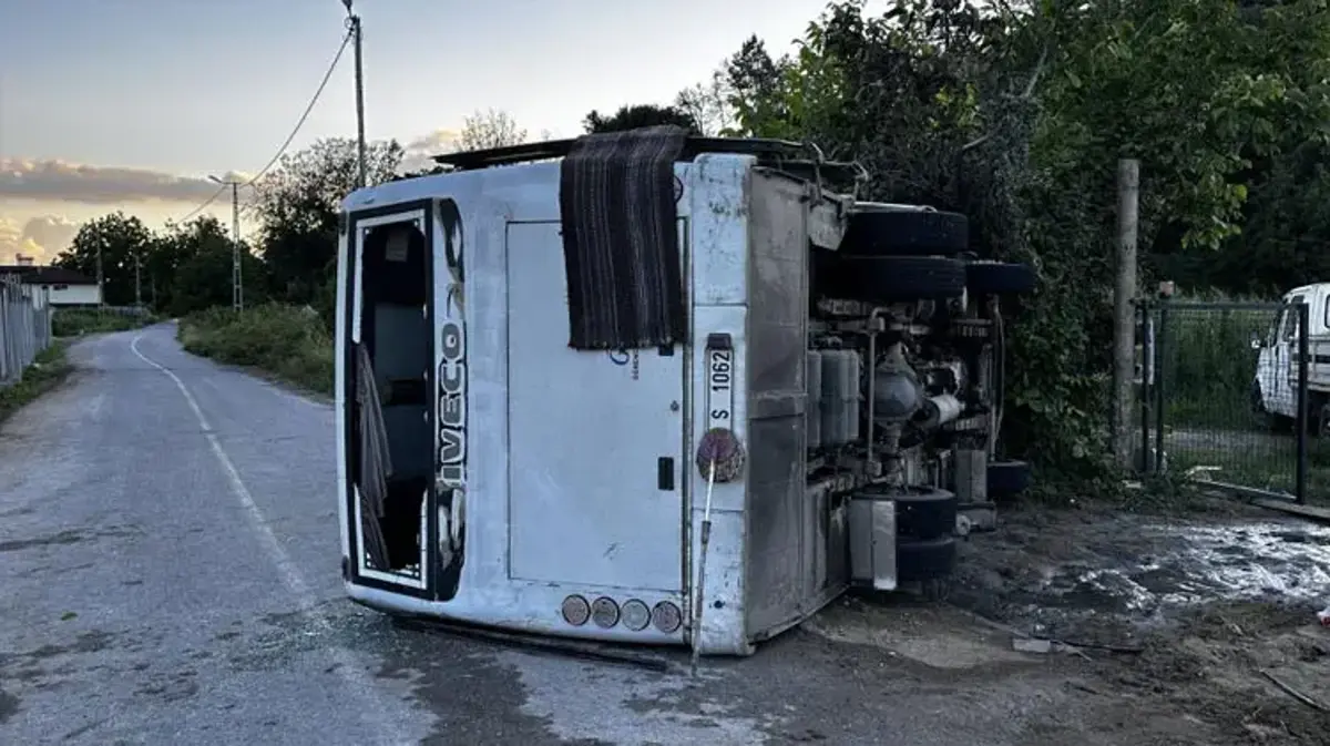 Tır ile çarpışan işçi midibüsü devrildi 13 kişi yaralandı