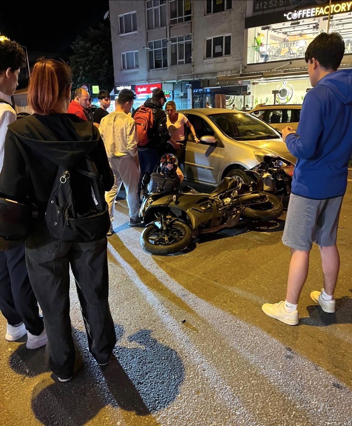 Lüleburgaz'da otomobil ile motosiklet çarpıştı, taraflar arasında gerginlik yaşandı