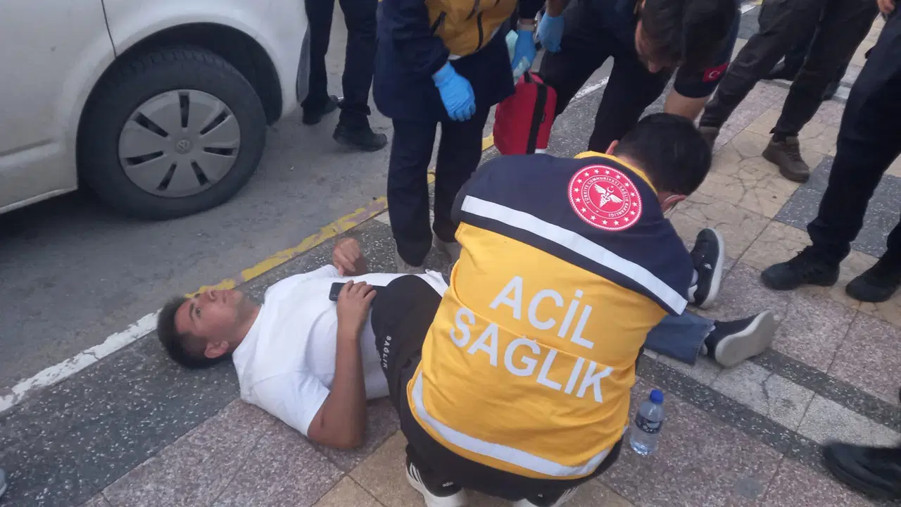 'Neden yan baktın' dedi, bıçakla saldırıp kaçtı