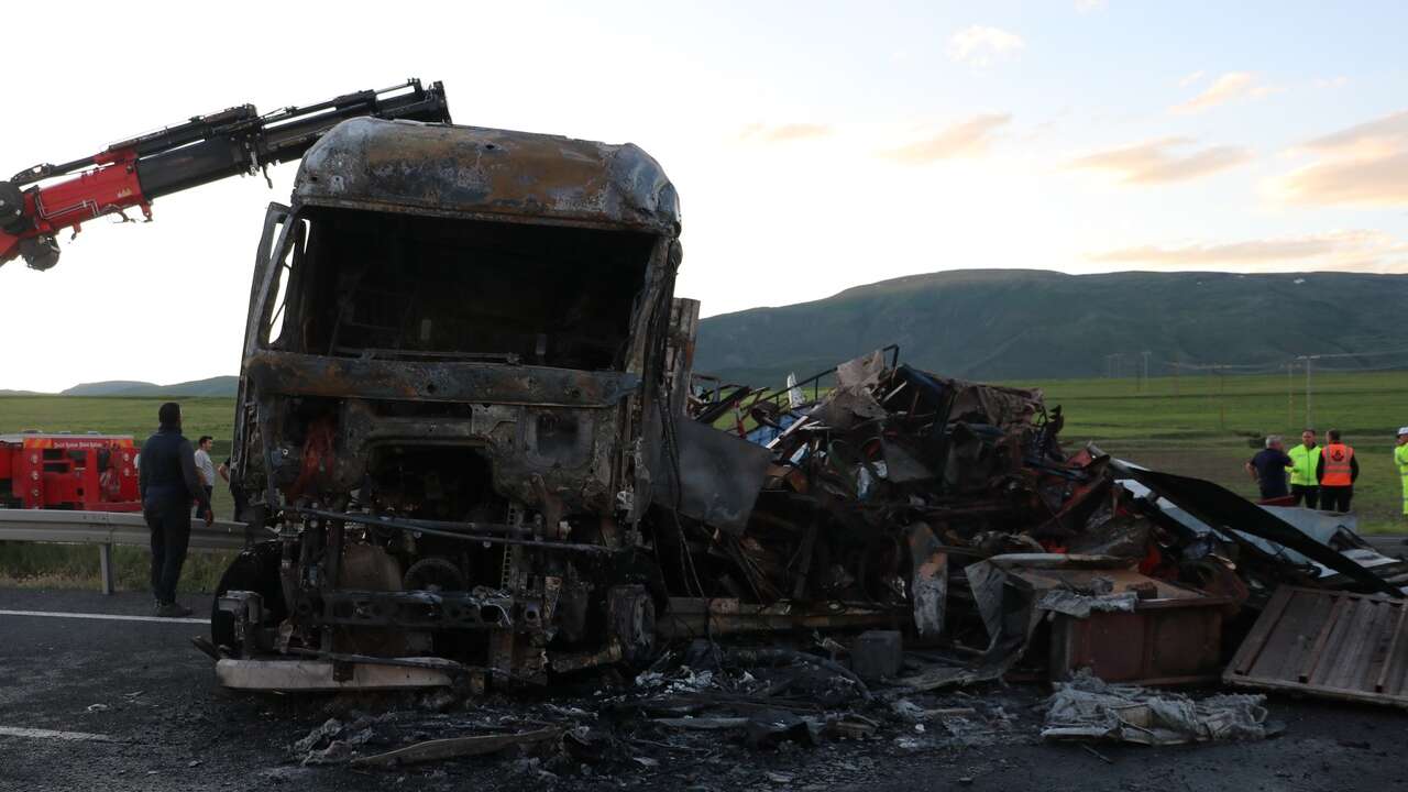 Erzurum'da korkutan kaza: Lastiği patlayan tır bariyerlere çarpıp alev aldı