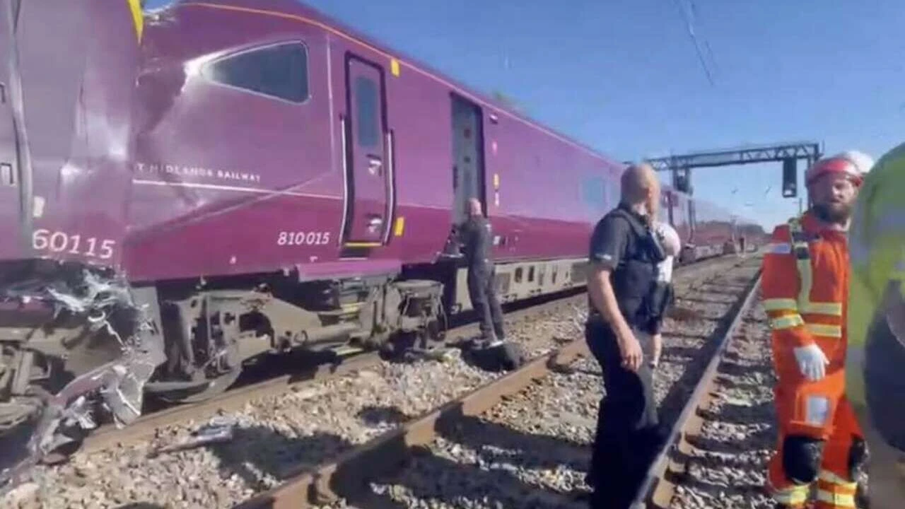 İngiltere’de iki yolcu treni çarpıştı: Yaralılar var