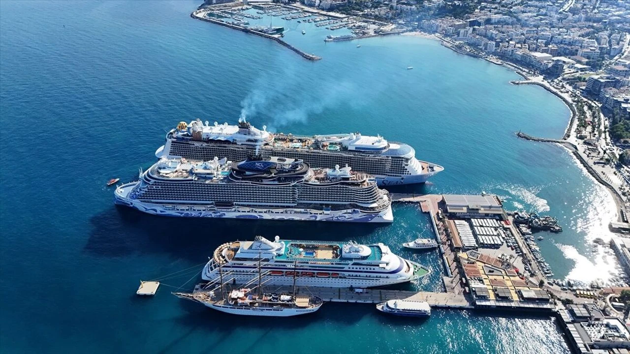 Kuşadası dolup taştı! Gemiyle binlerce turist geldi