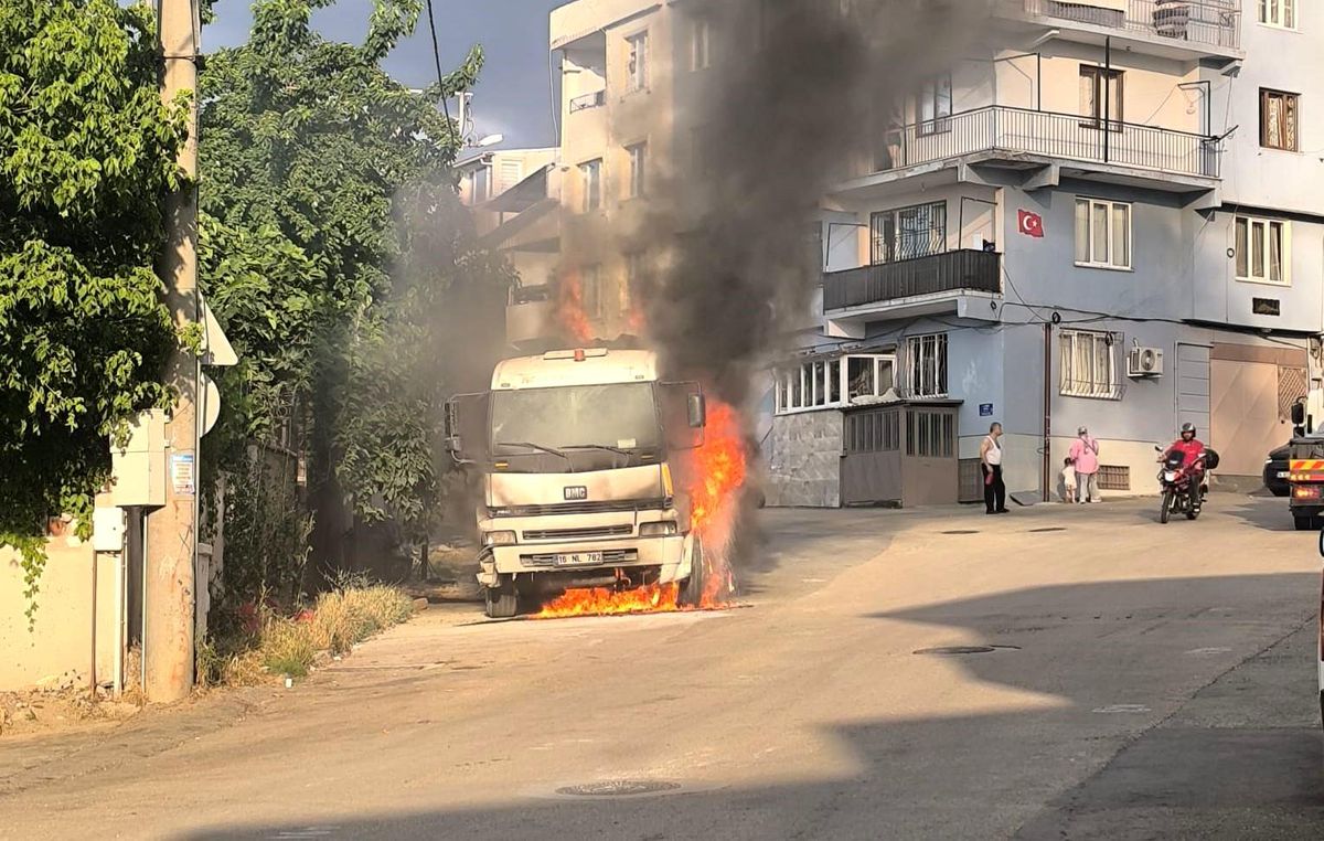 Bursa'da park halindeki kamyon alevlere teslim oldu