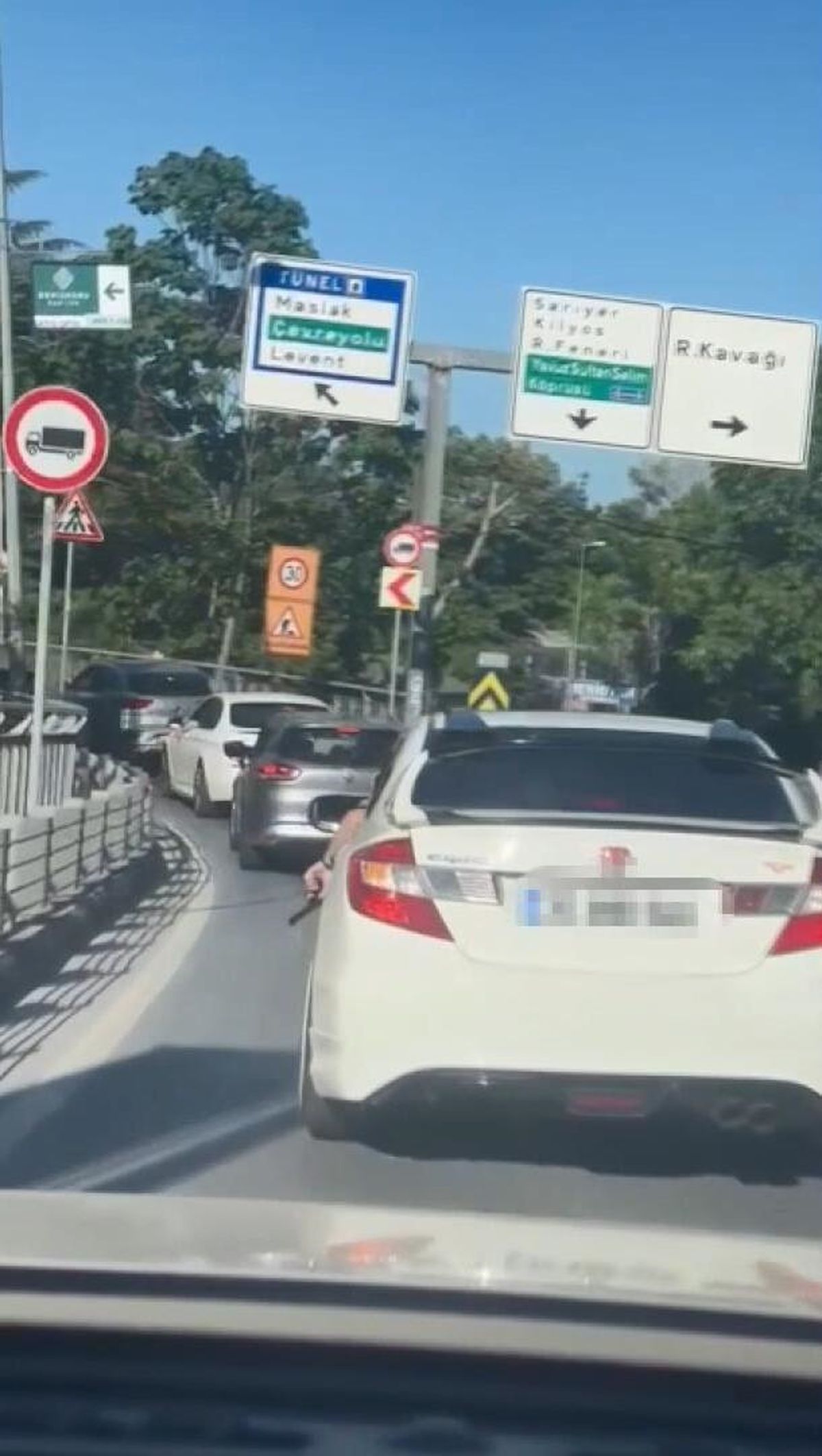 Sarıyer'de trafikte araçtan silah gösteren şüpheli yakalandı; silah oyuncak çıktı