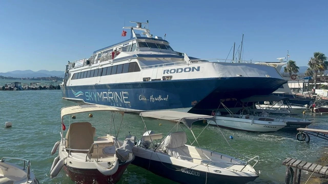 Fethiye Körfezi'nde feribot teknelere çarpıp karaya oturdu!