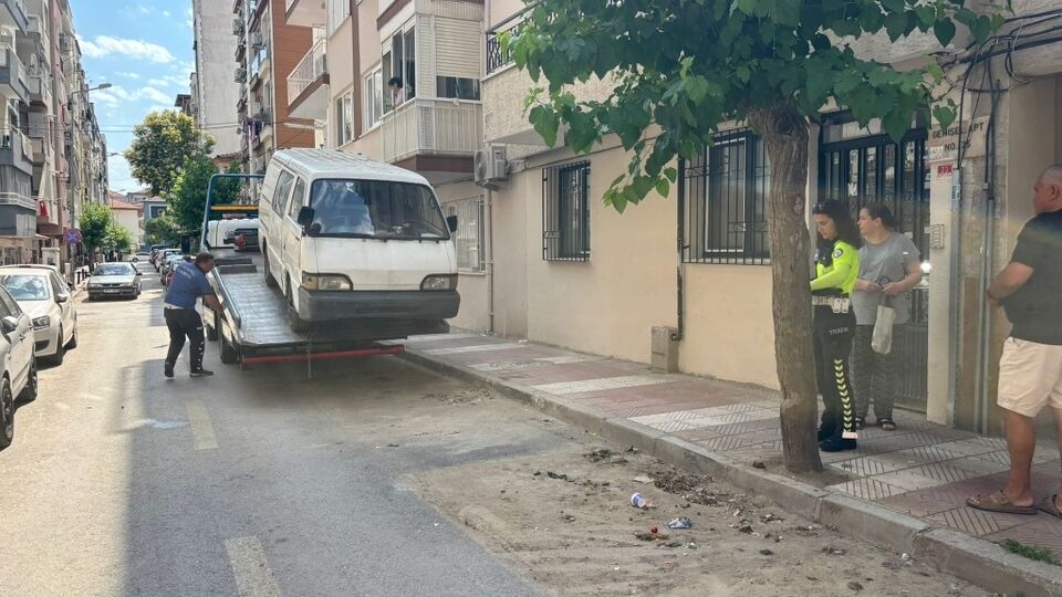 Manisa Büyükşehir ekipleri, sahipsiz hurda araçlar kaldırıyor