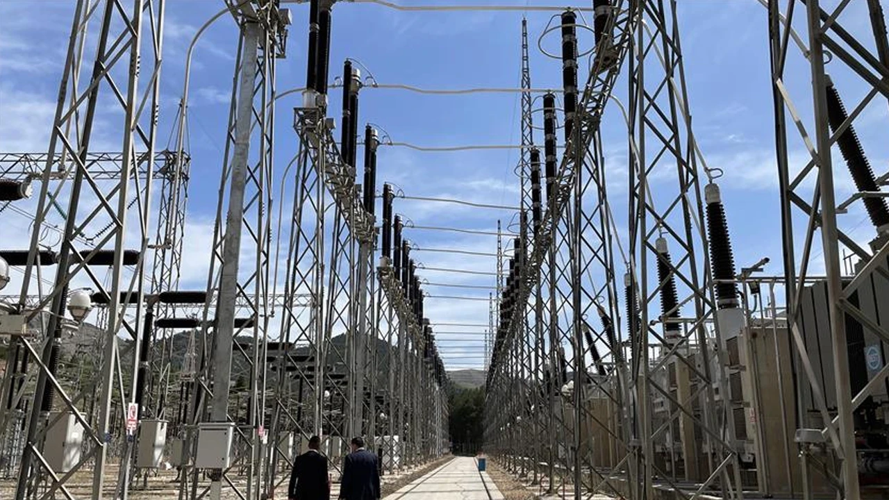Elektrik fiyatlarında sert hareket: Zirve saat belli oldu