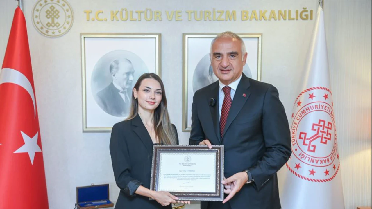 Bakan Ersoy'dan Nilay Tahiroğlu'na tebrik mesajı: Türk balesi dünya sahnesinde yükseliyor