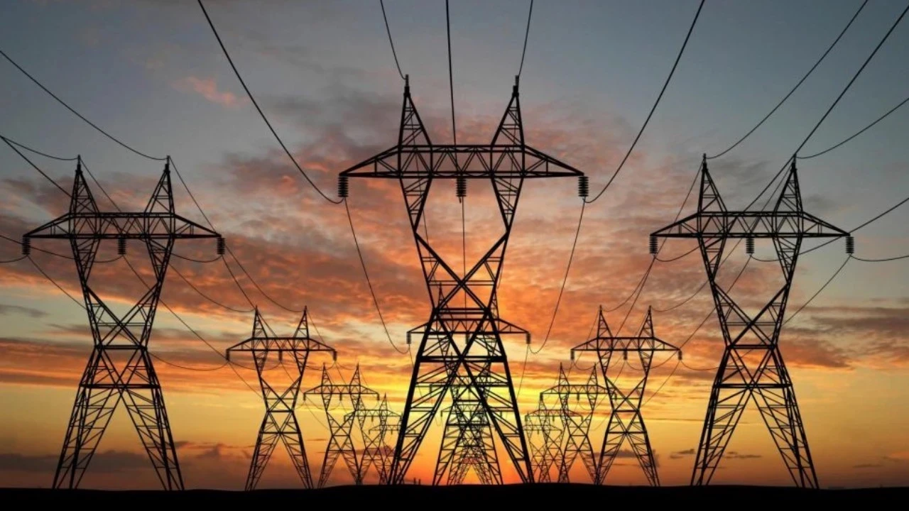 Elektrikte kritik denge: Üretim tüketimi aştı, en yüksek talebin olduğu saat açıklandı
